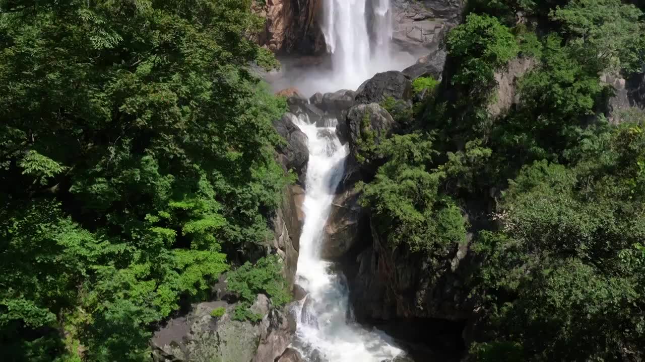 山川河流山谷悬崖瀑布岩石溪水视频素材