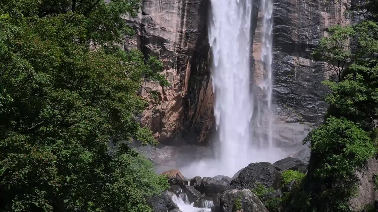 山川河流山谷悬崖瀑布岩石溪水视频素材