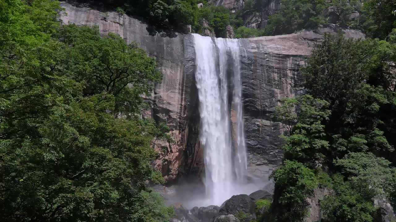 山川河流山谷悬崖瀑布岩石溪水视频素材