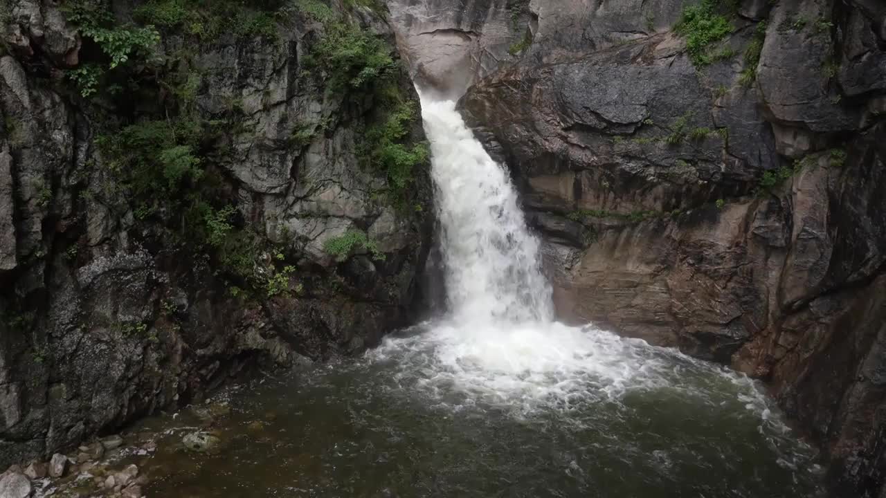 山川河流山谷悬崖瀑布岩石溪水视频素材