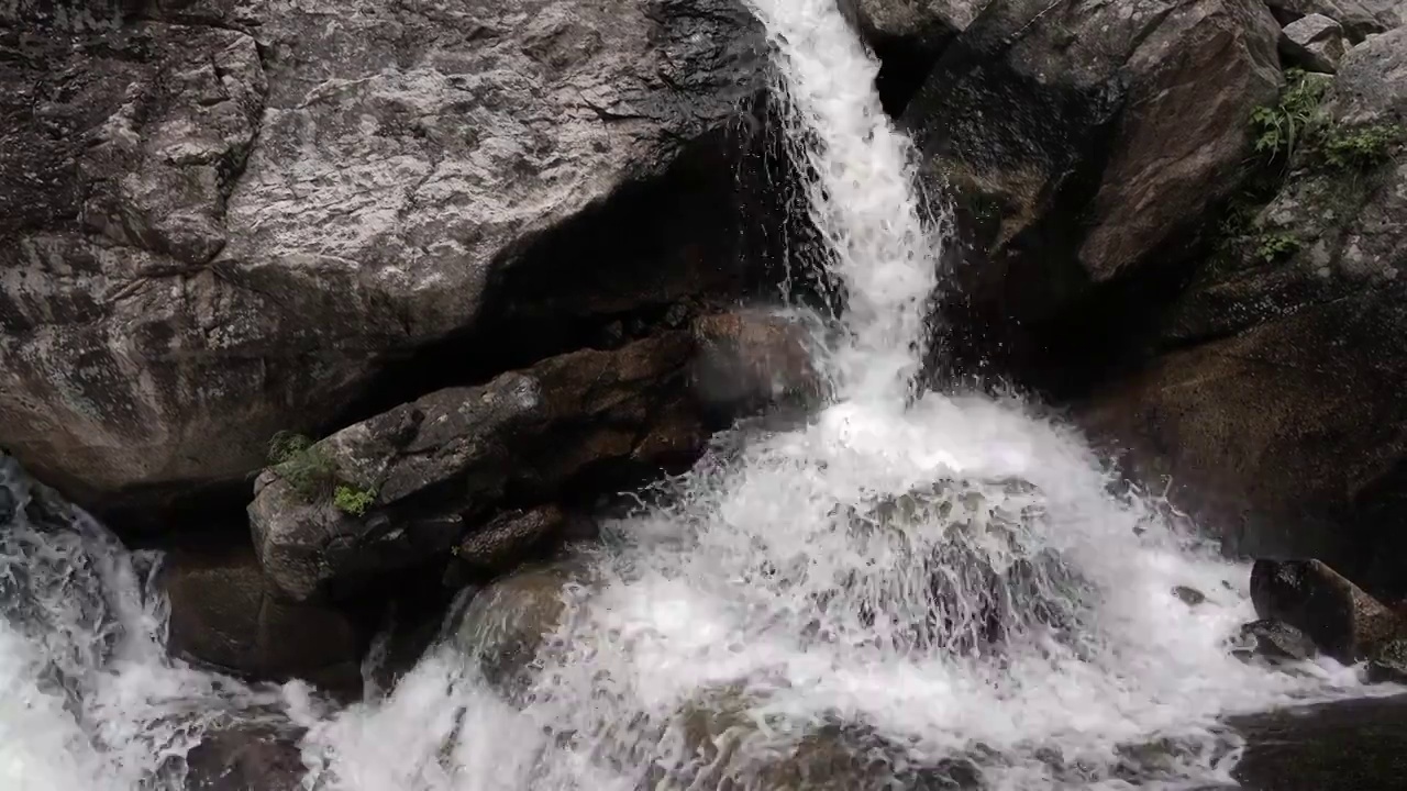 山川河流山谷悬崖瀑布岩石溪水视频素材