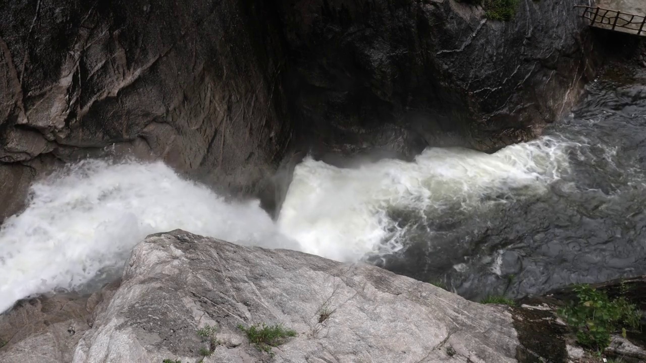 山川河流山谷悬崖瀑布岩石溪水视频素材