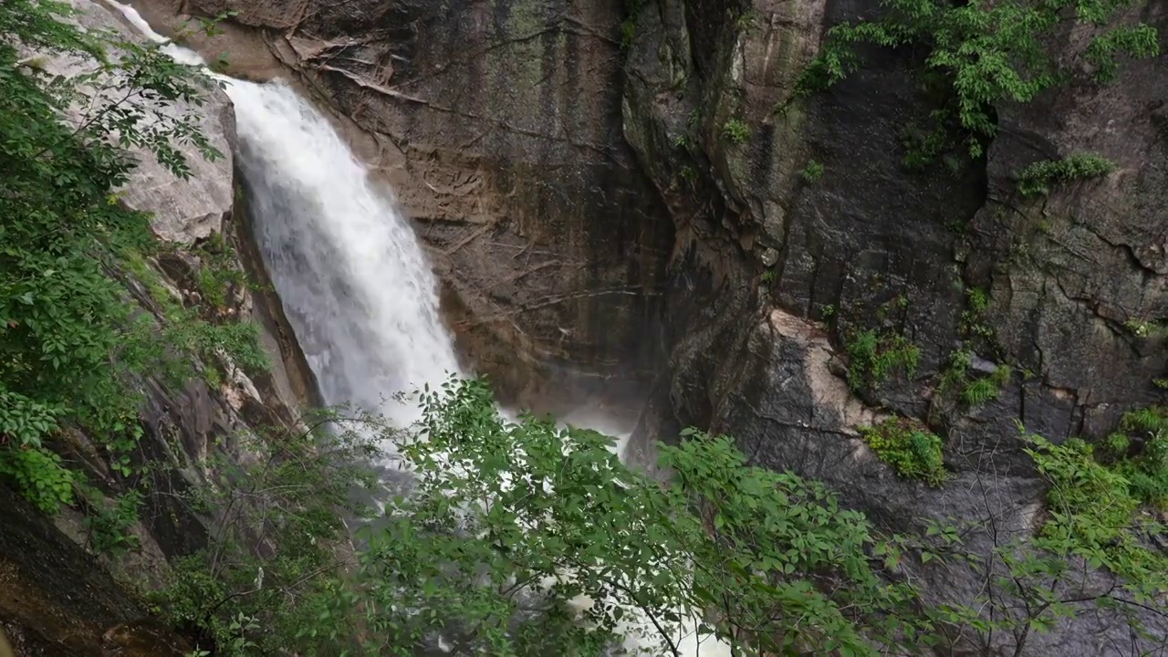 山川河流山谷悬崖瀑布岩石溪水视频素材