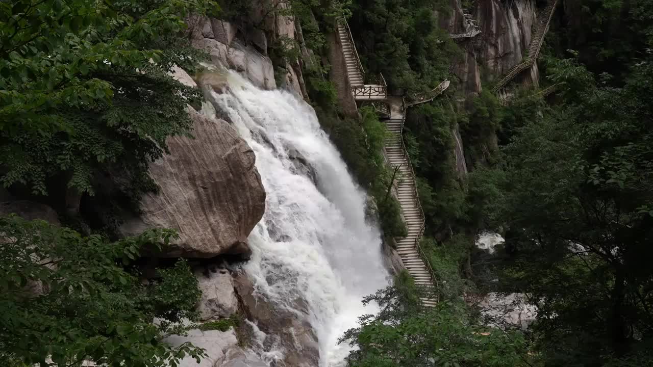 山川河流山谷悬崖瀑布岩石溪水视频素材