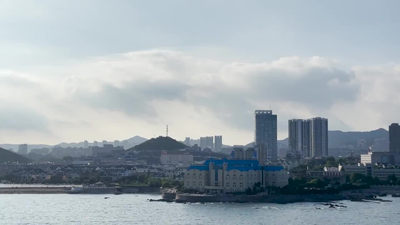 大连跨海大桥上看对面的黑石礁及星海湾风景视频素材