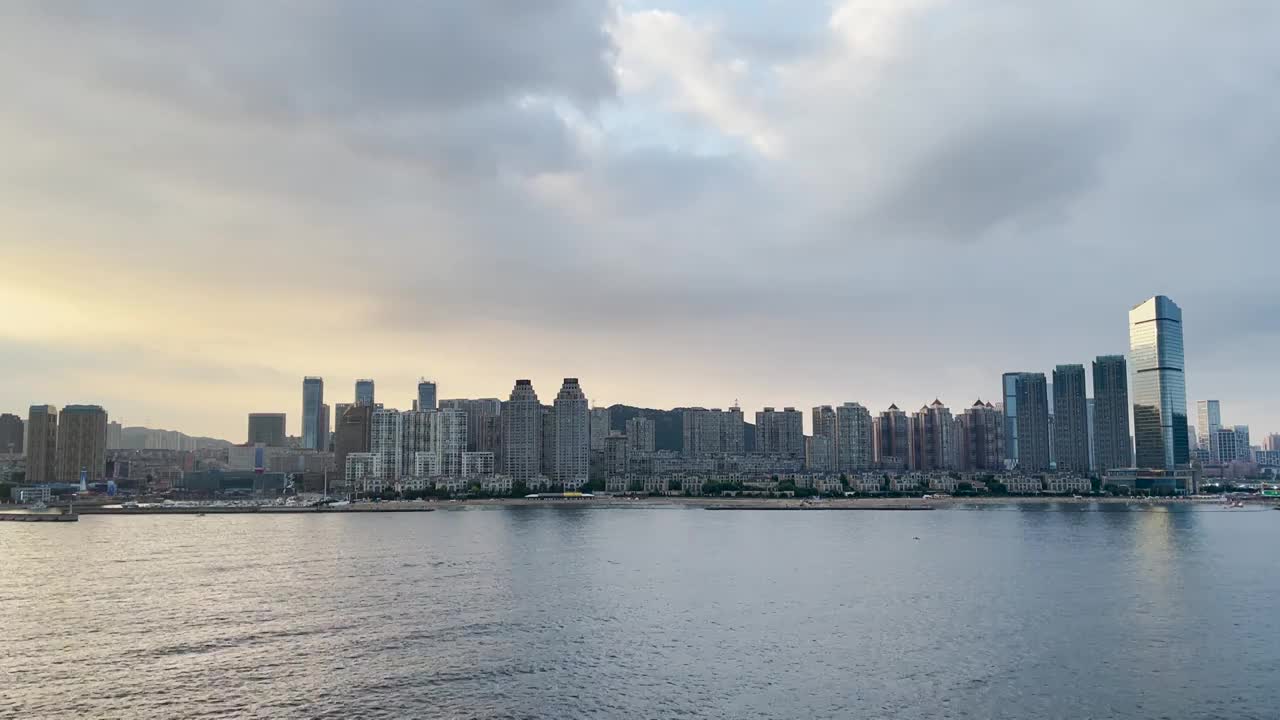 从大连跨海大桥看大连星海湾及海面风光视频素材