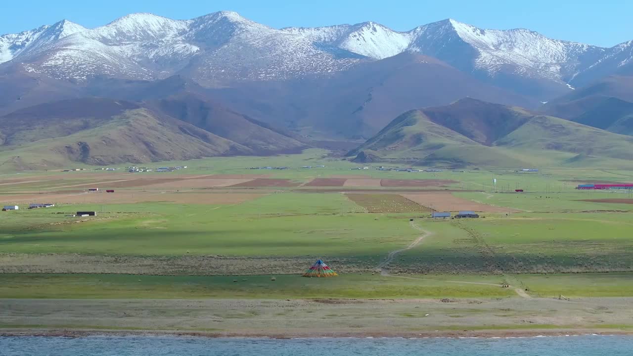 蓝天白云下的青海湖与雪山航拍视频下载