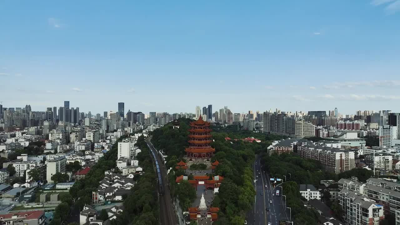 夏季白天航拍武汉黄鹤楼景区与城市天际线风光视频素材