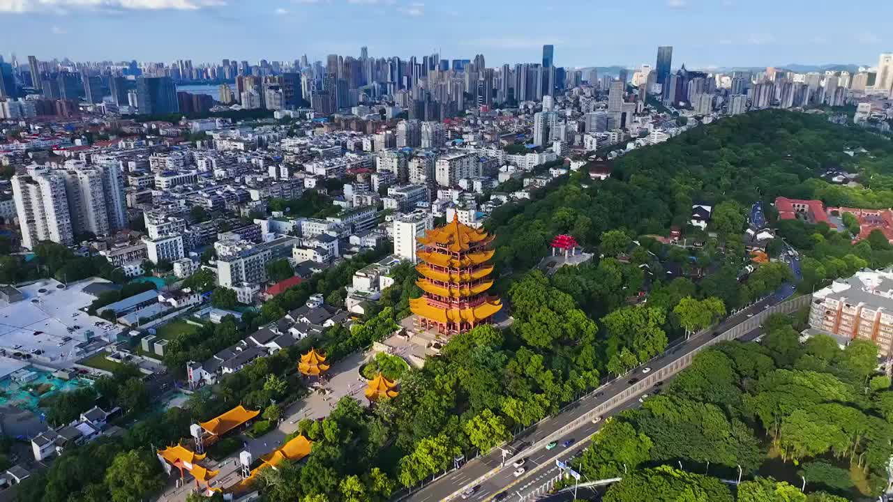 夏季白天航拍武汉黄鹤楼景区与城市天际线风光视频下载