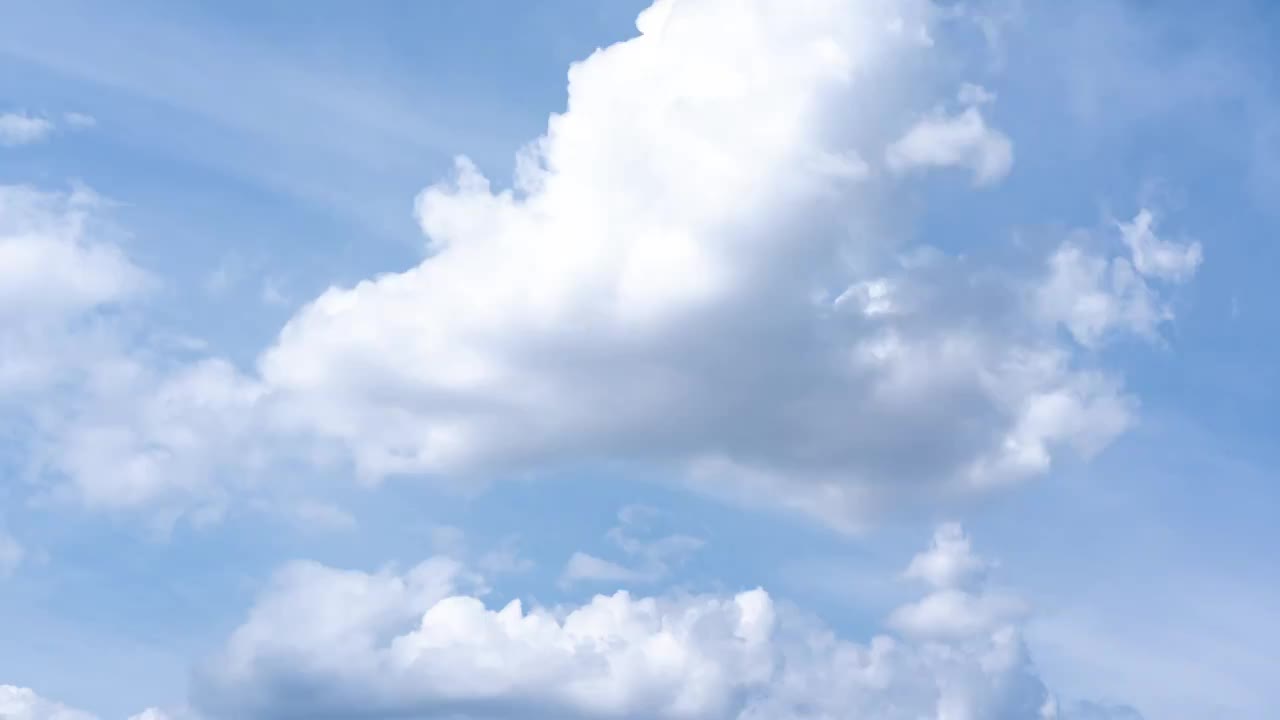 天空中密布的积雨云视频素材