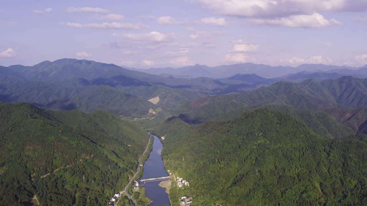 晴天蓝水河漂流风景区视频素材