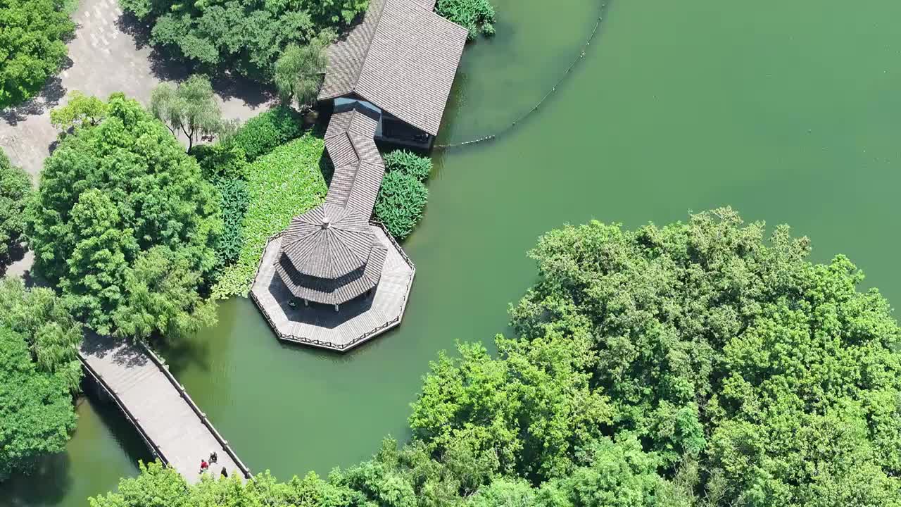 中国杭州西湖风景名胜区茅家埠航拍视频素材