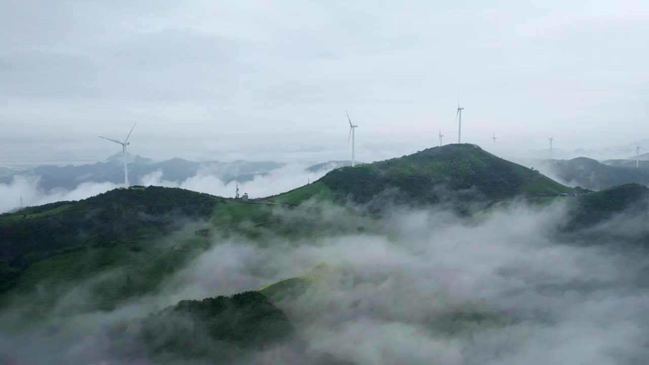 宁波宁海县枫槎岭风力发电厂雨后云海风车自然风光航拍视频素材