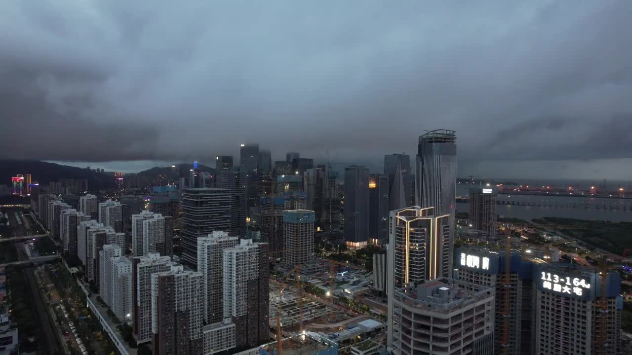 暴风雨下的深圳前海自贸区视频素材