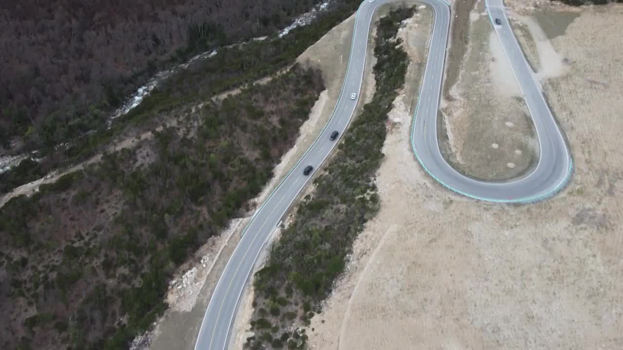 川西山路汽车航拍视频下载