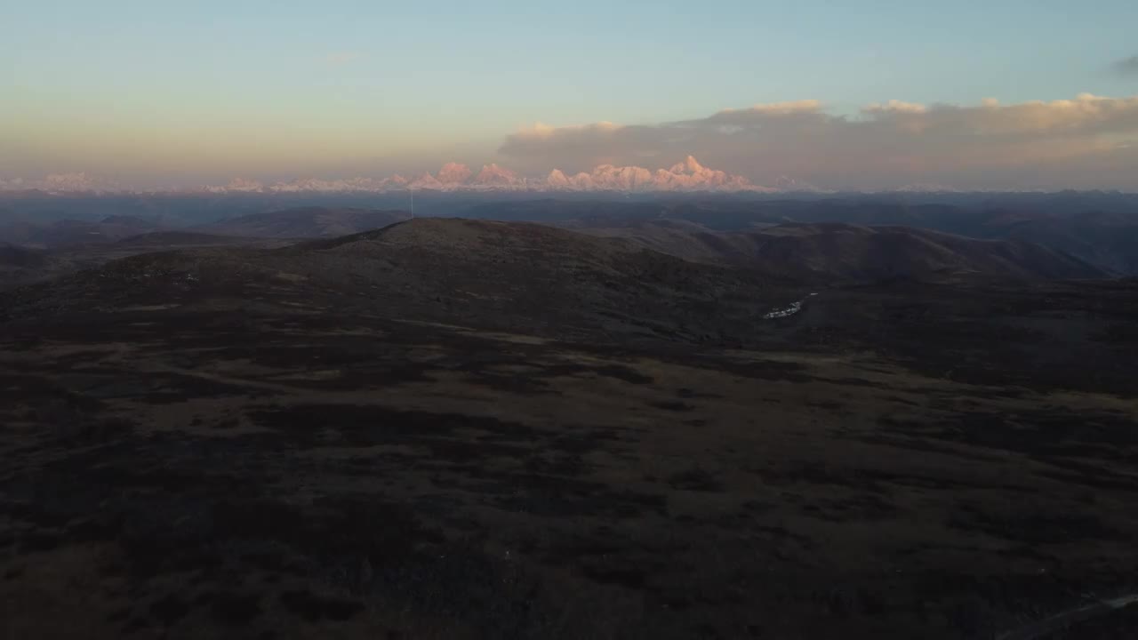 川西梳妆台高尔寺山垭口贡嘎雪山日落金山航拍视频素材