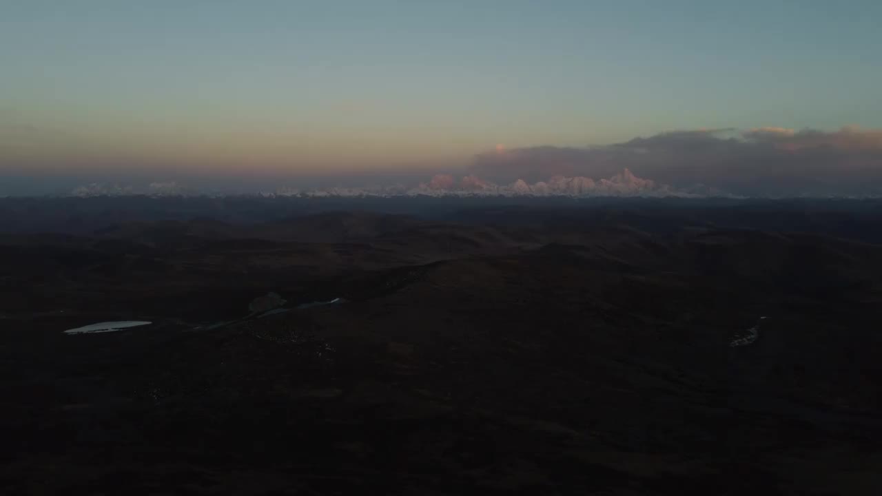 川西梳妆台高尔寺山垭口贡嘎雪山日落金山航拍视频素材