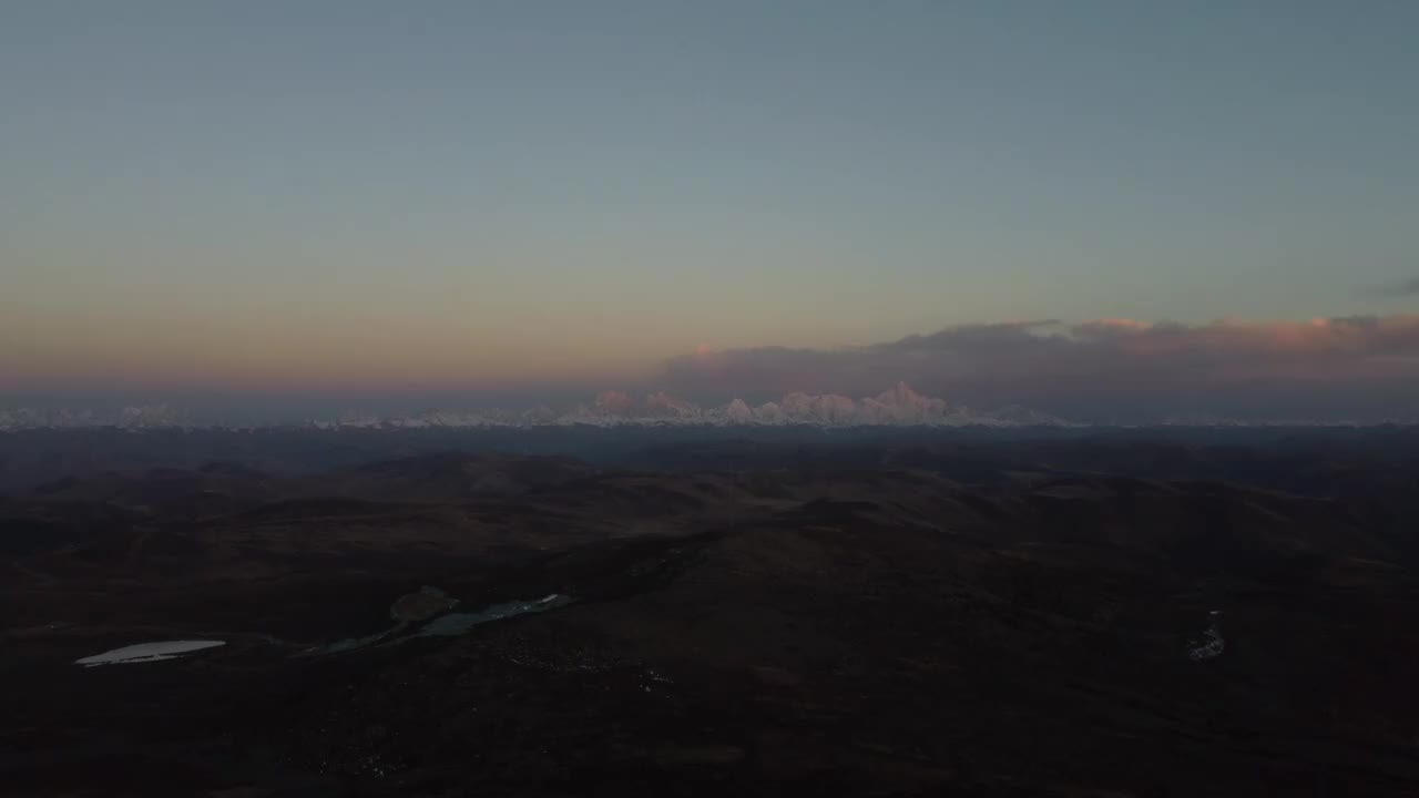 川西梳妆台高尔寺山垭口贡嘎雪山日落金山航拍视频素材