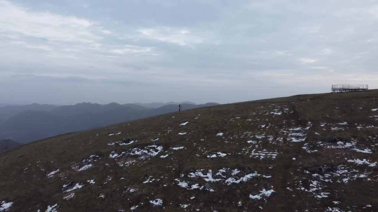 襄阳南顶草原人往上坡走航拍视频素材