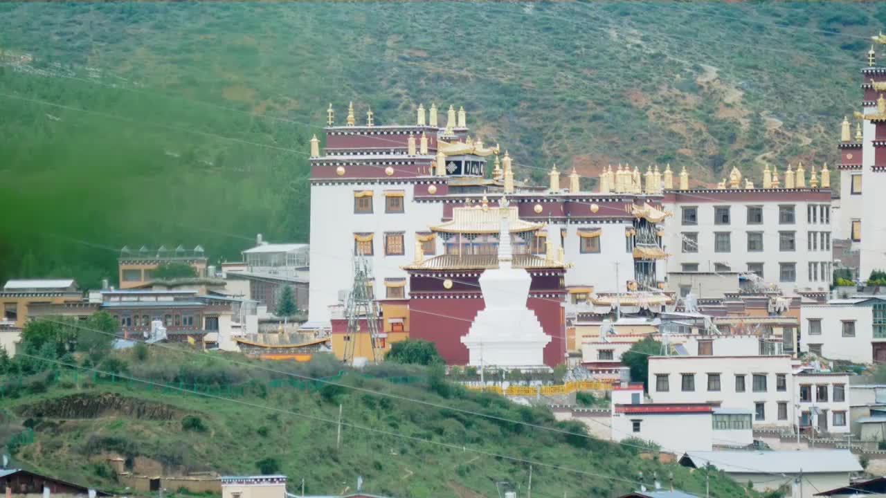 噶丹松赞林寺云南规模最大藏传佛教寺院康区中甸有名大寺院川滇黄教中心小布达拉宫依山而建犹如古堡归化寺视频素材