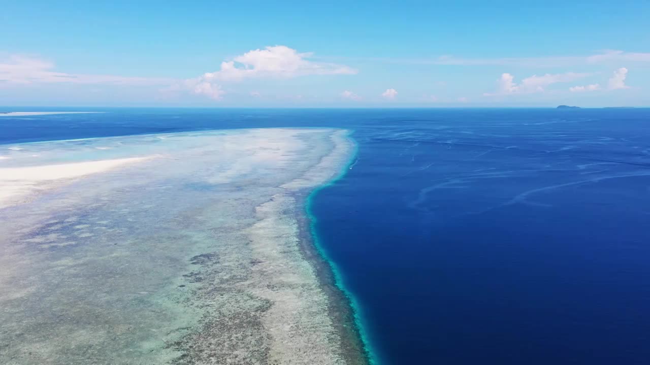 海中的岛屿，马达京岛，仙本那的岛屿，岛屿的航拍视角视频素材