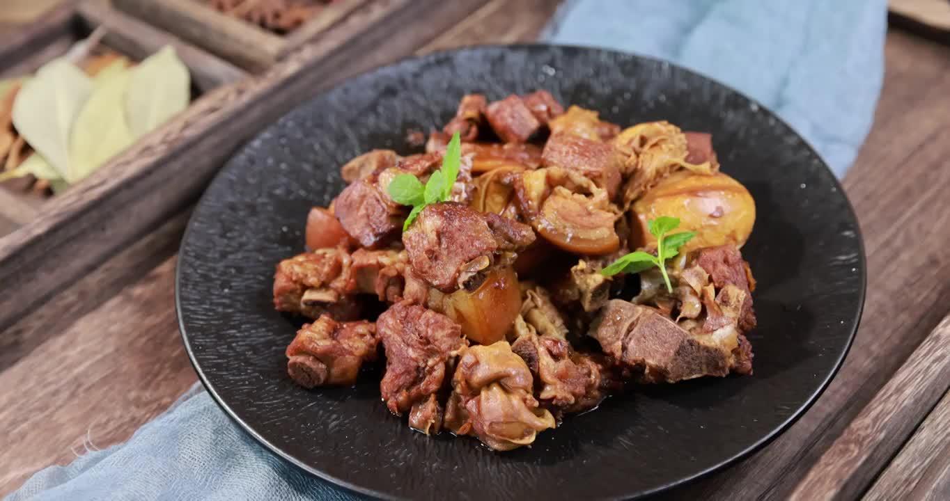 中国菜：鸡蛋烧肉视频素材