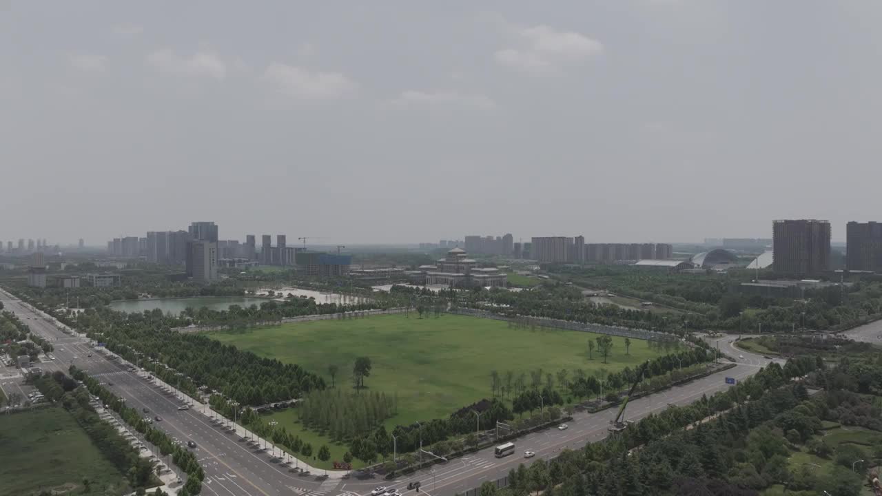 高视角航拍河南周口城乡一体化示范区市政草坪大景 色彩模式 d-log m视频素材