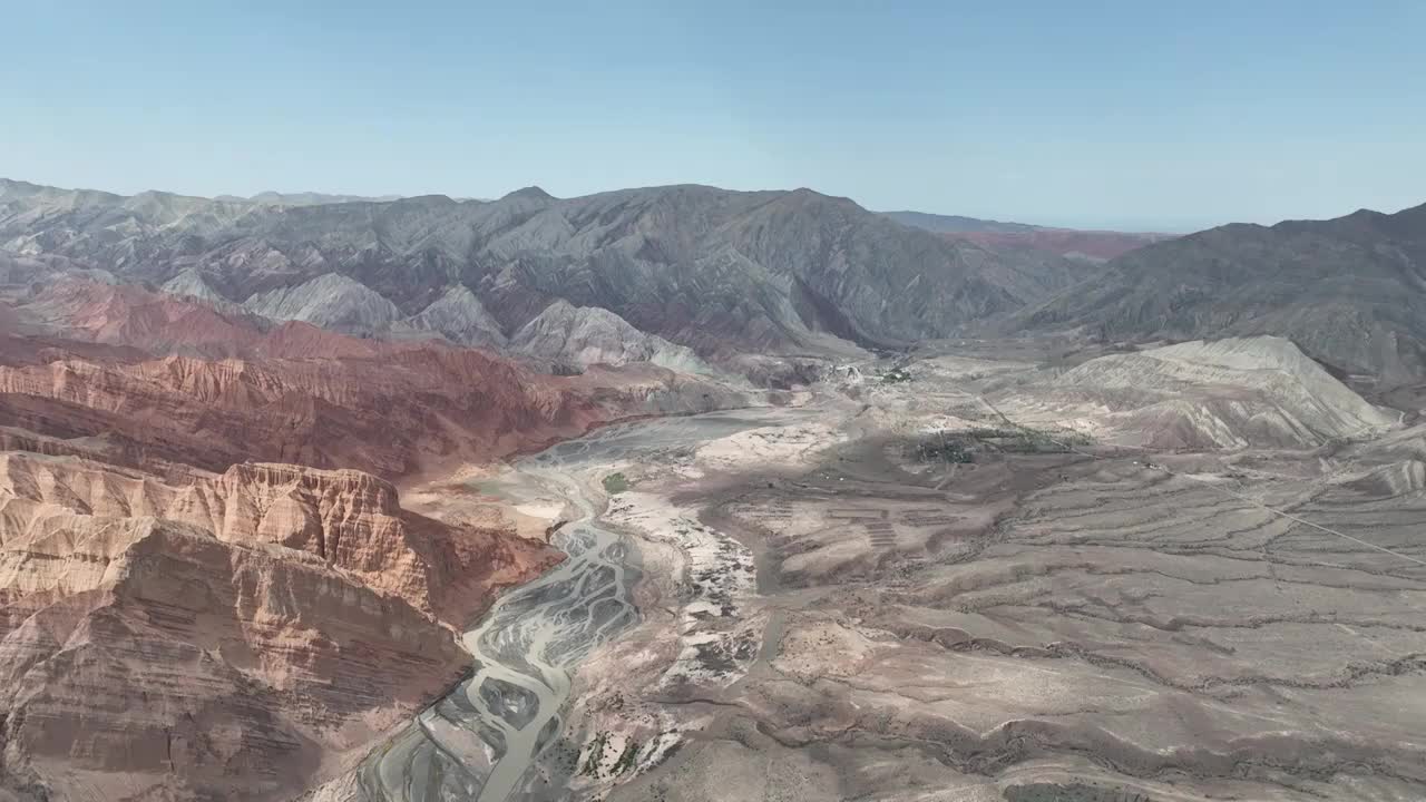 阳光照在丹霞峡谷里视频素材