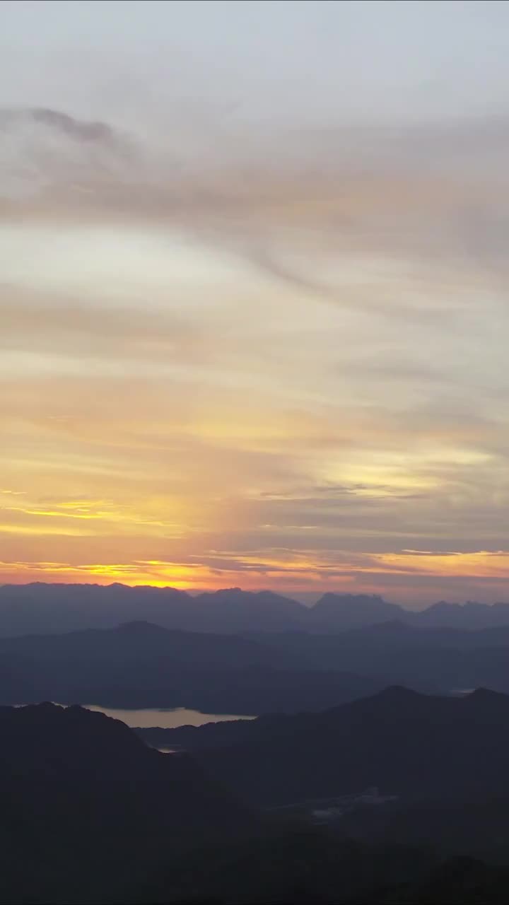 山中阳光透过天空竖屏视频素材