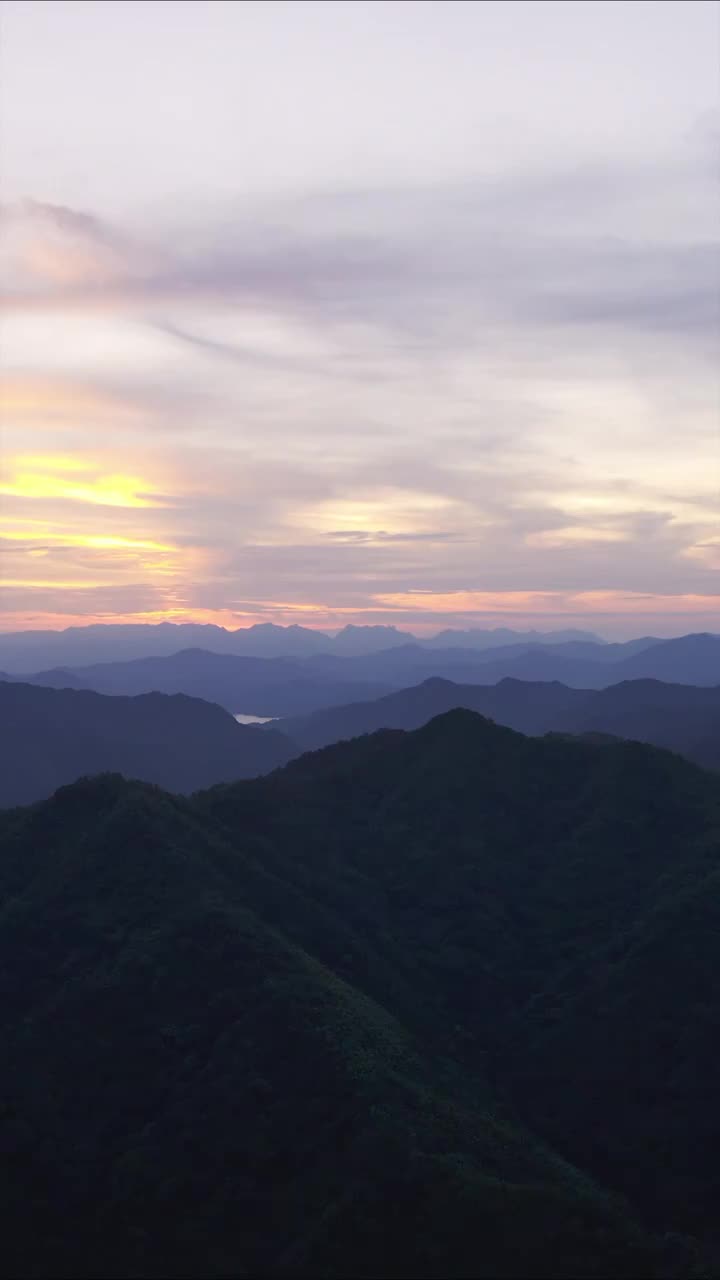 山中阳光透过天空竖屏视频素材