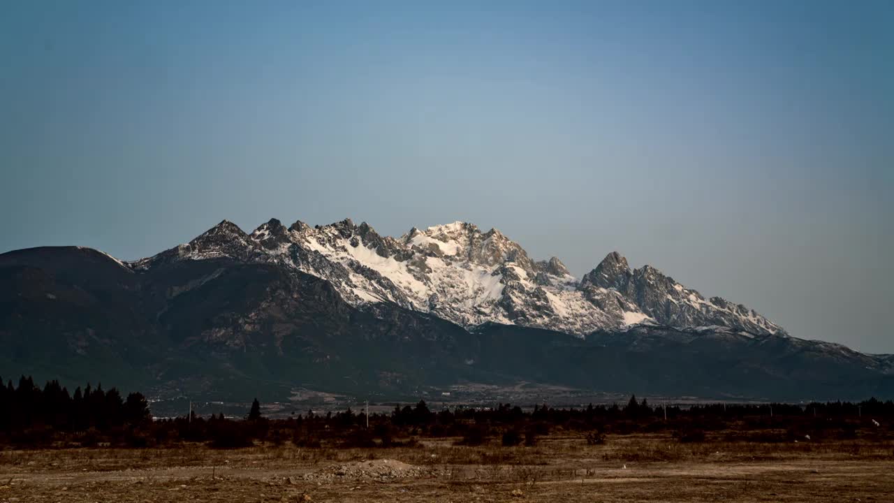 云南玉龙雪山日照金山视频素材