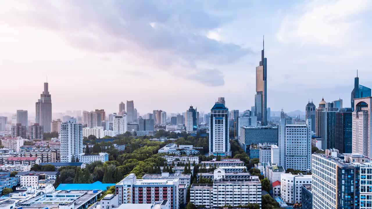 中国江苏南京紫峰大厦城市天际线日转夜延时摄影视频素材