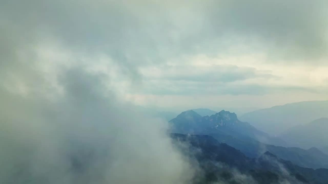 航拍高山和云雾视频下载