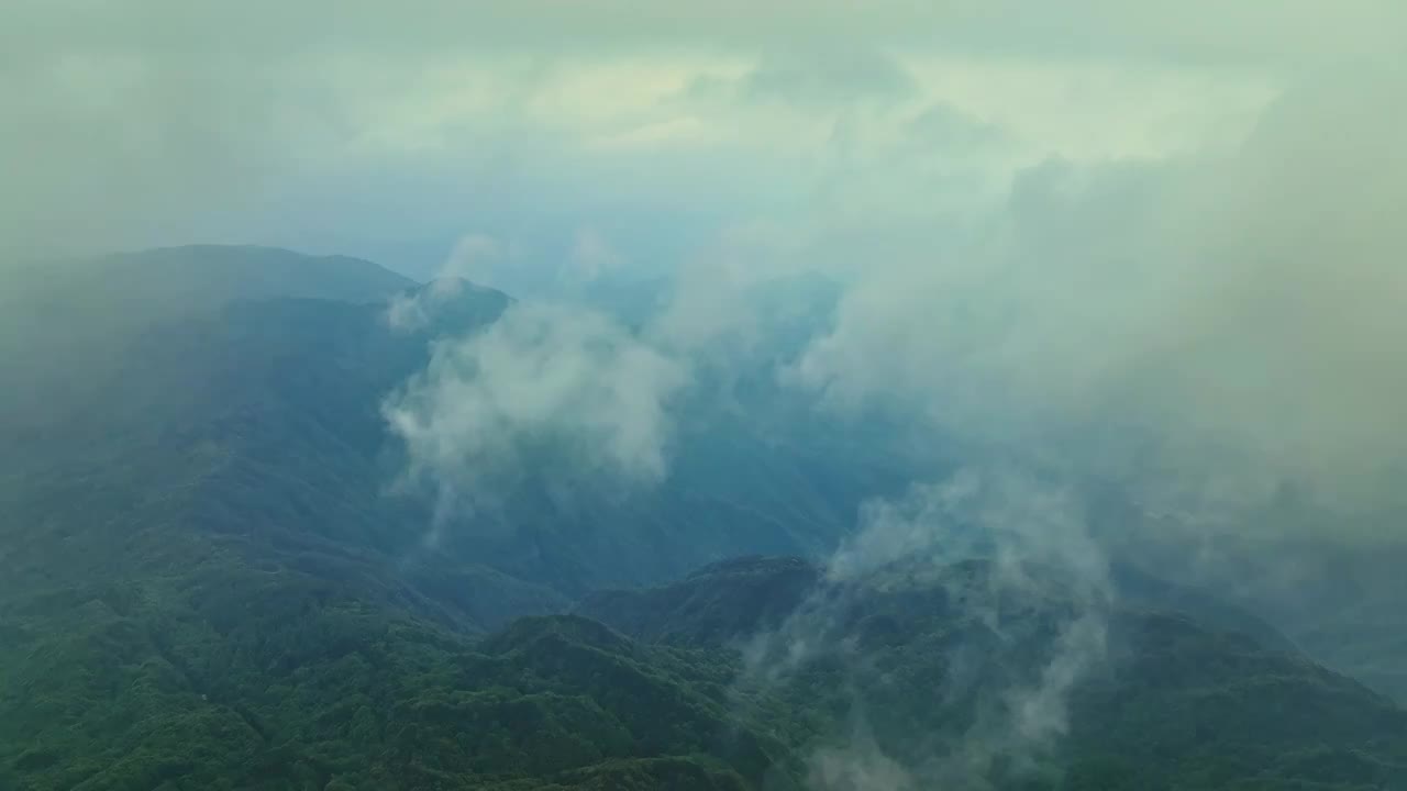 航拍高山和云雾视频素材