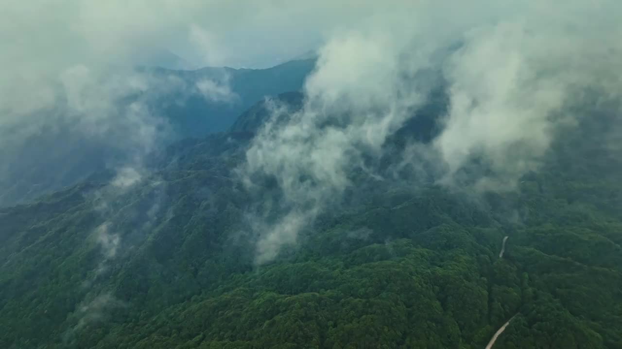 航拍高山和云雾视频下载