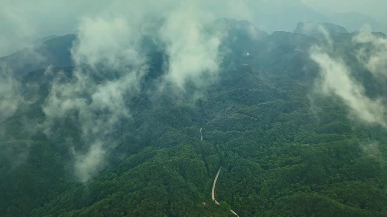 航拍高山和云雾视频下载