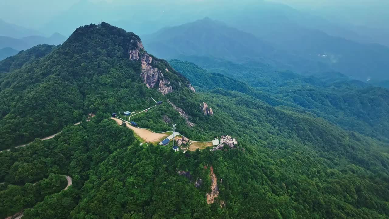 航拍高山和云雾视频下载