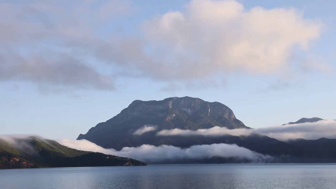 云南丽江泸沽湖早晨的云海与金山视频素材