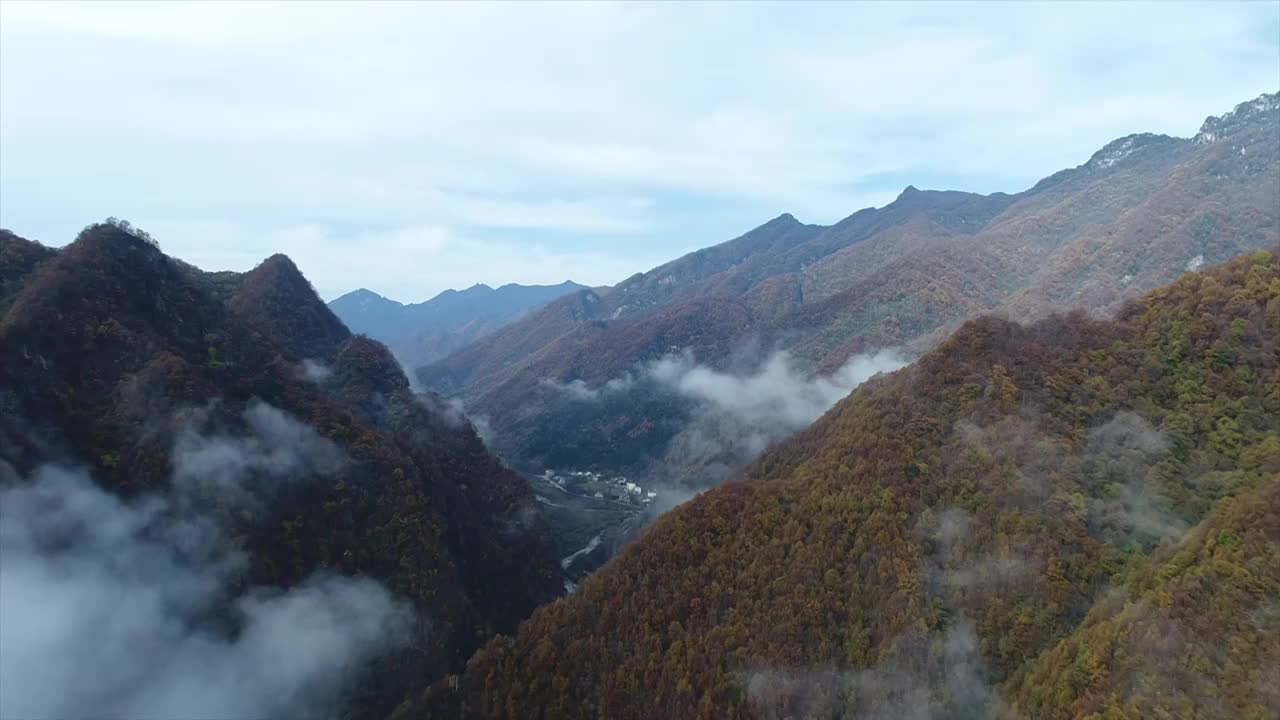 秋天大山航拍云雾山川雾气水汽大自然视频素材