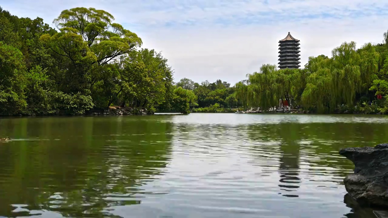 中国北京市北京大学未明湖夏季延时风光视频素材