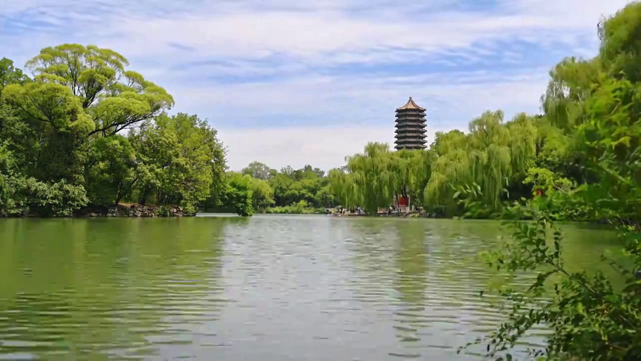 中国北京市北京大学未明湖夏季延时风光视频素材