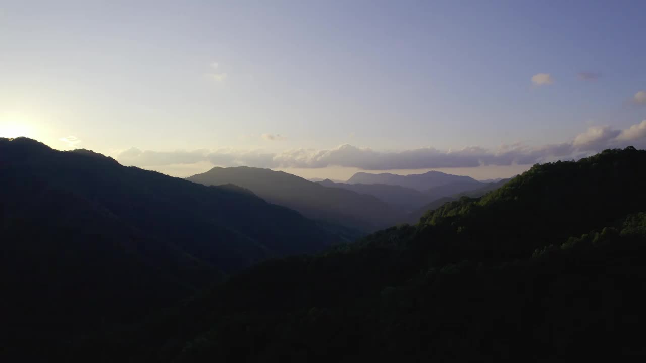 落日余晖在安徽黄山峡谷剪影视频素材