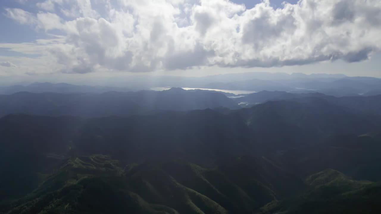 安徽黄山区日光透过云照射在山上视频素材