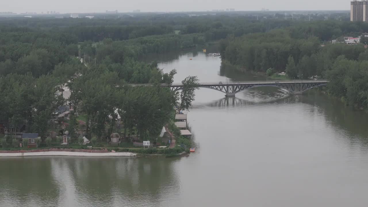 低空中长焦航拍周口孙嘴小镇露营地大场景 色彩模式d-log m视频素材