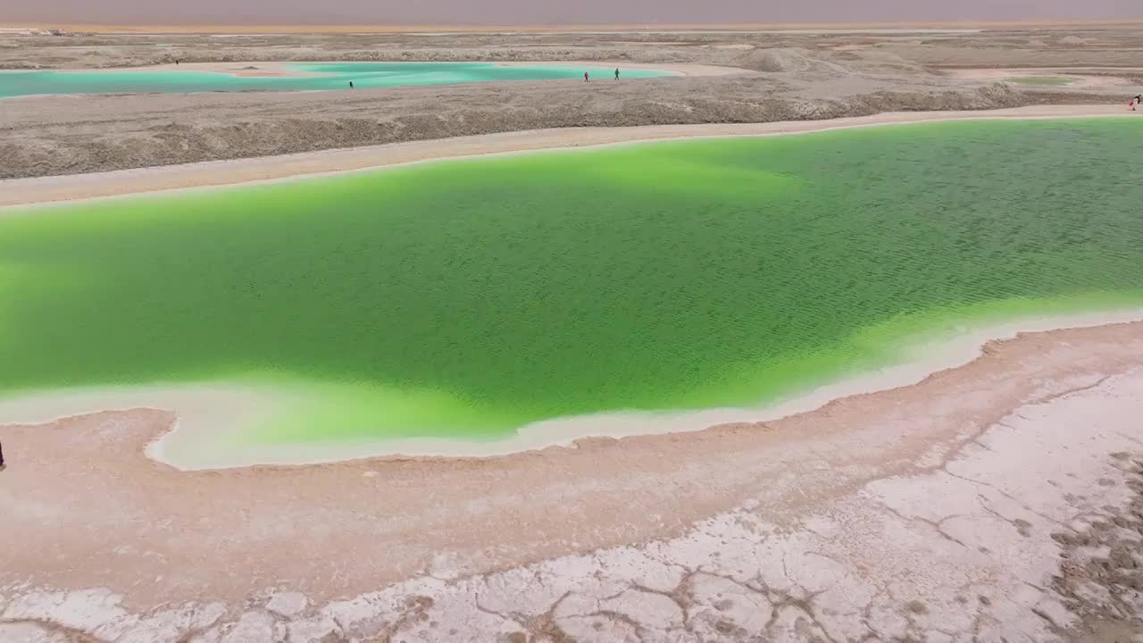 青海大柴旦翡翠湖风景航拍视频素材