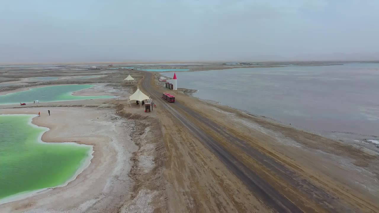 青海大柴旦翡翠湖风景航拍视频素材