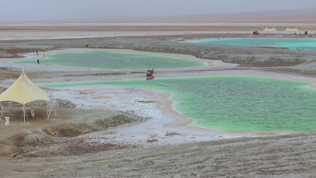 青海大柴旦翡翠湖风景航拍视频素材