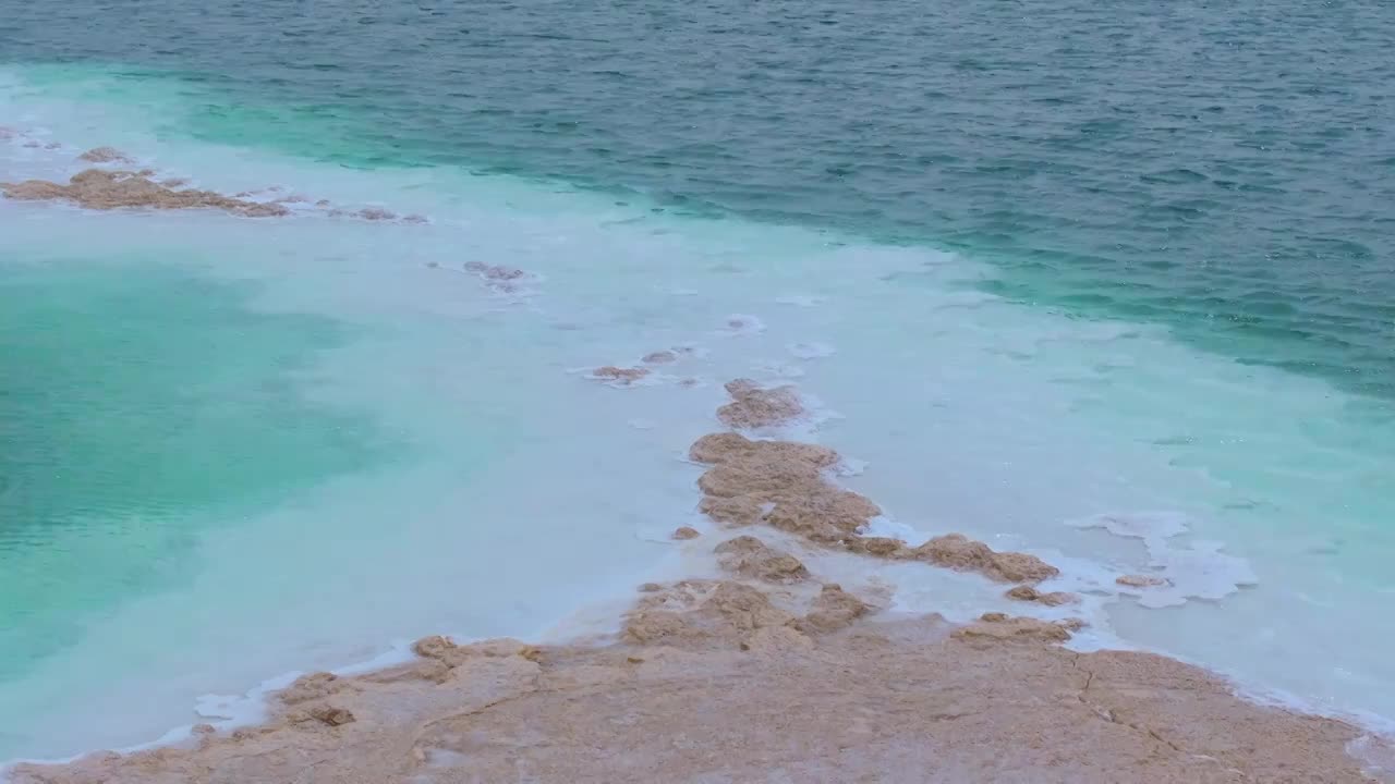 青海大柴旦翡翠湖风景航拍视频素材