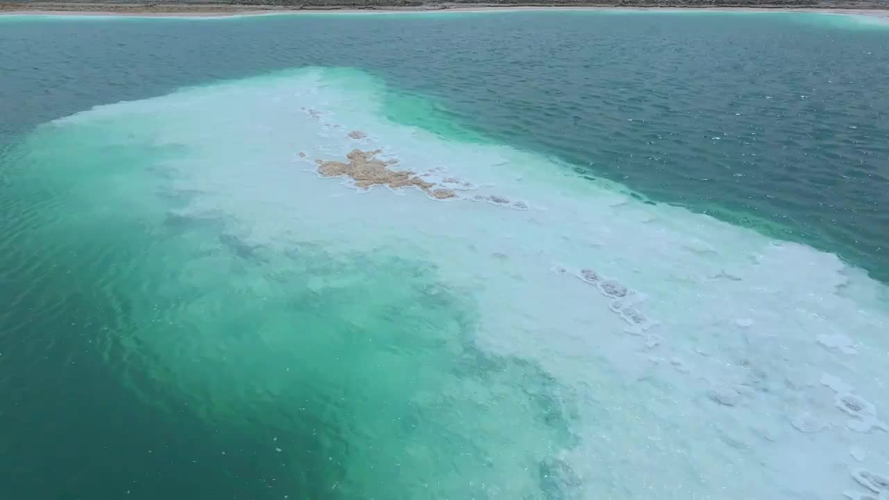 青海大柴旦翡翠湖风景航拍视频素材