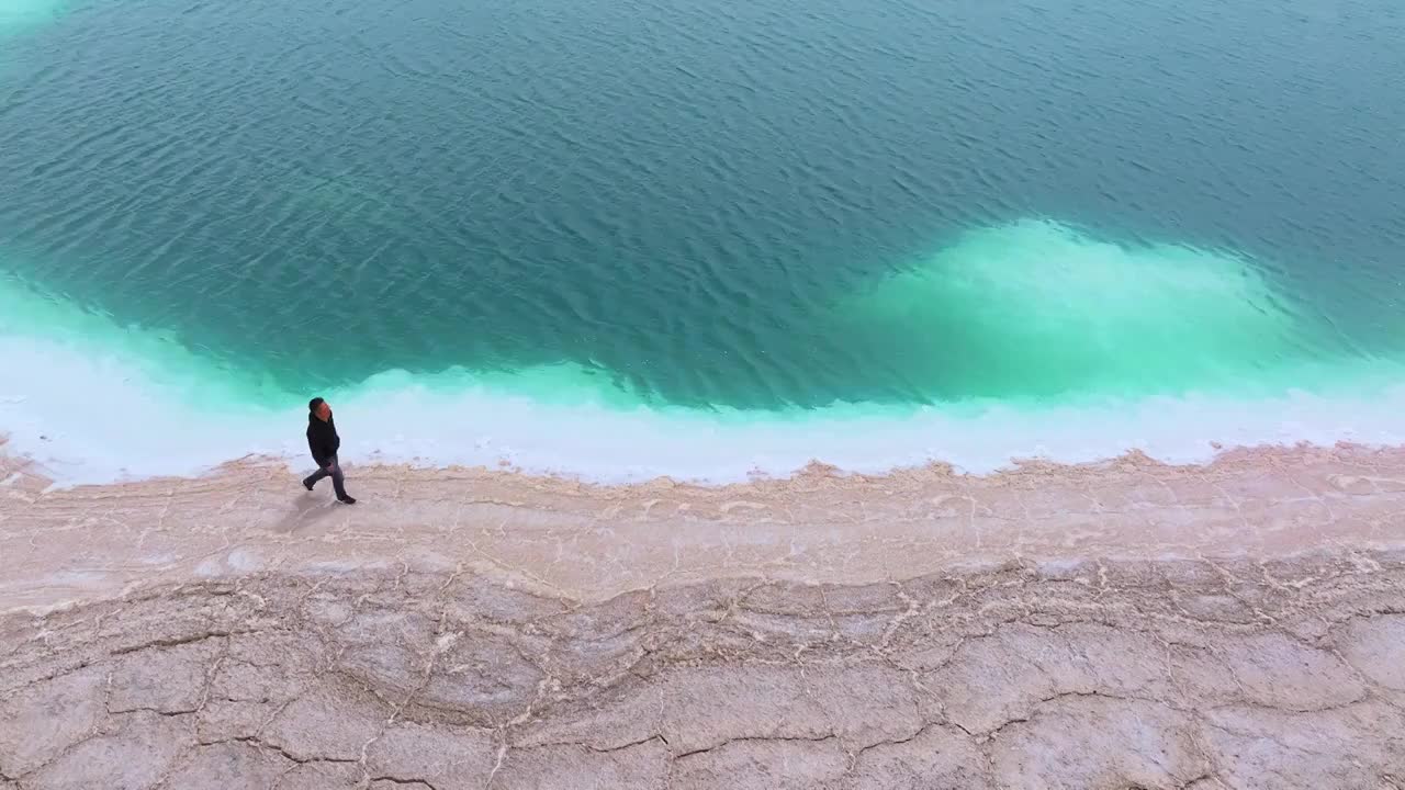 青海大柴旦翡翠湖风景航拍视频素材